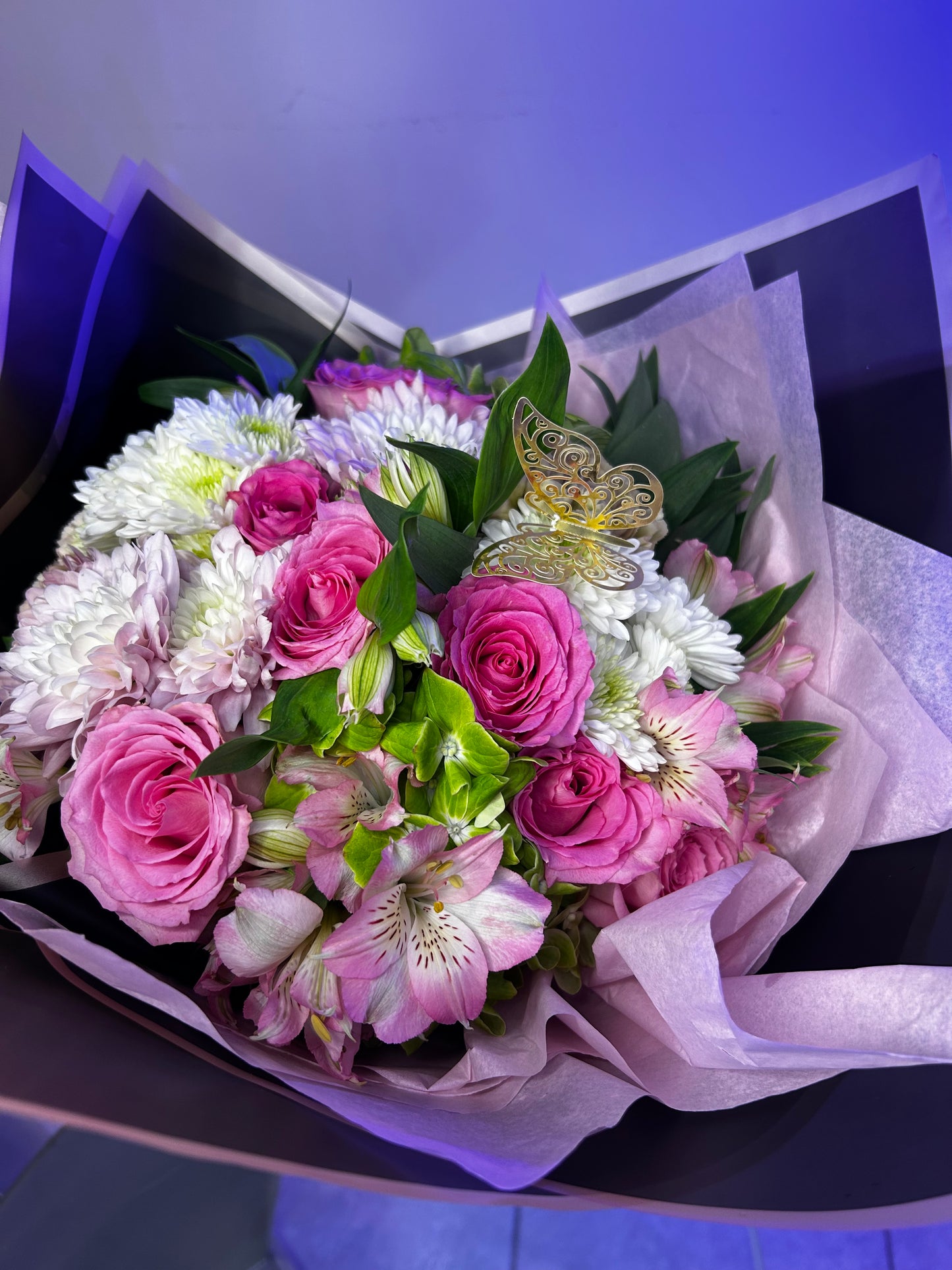 “Un Suspiro Hecho Flores: Bouquet Redondo de Rosas y Mariposas, Creado para Almas que Buscan lo Inolvidable” “A Sigh Made of Flowers: A Round Bouquet of Roses and Butterflies, Created for Souls Seeking the Unforgettable”