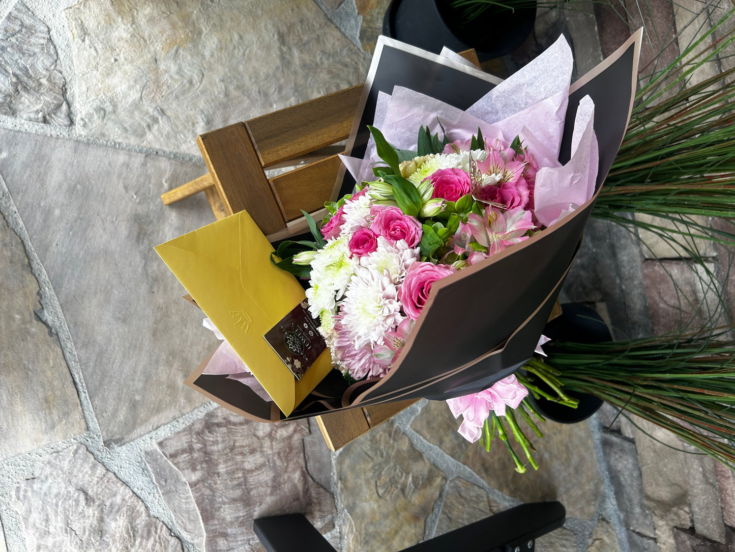 “Un Suspiro Hecho Flores: Bouquet Redondo de Rosas y Mariposas, Creado para Almas que Buscan lo Inolvidable” “A Sigh Made of Flowers: A Round Bouquet of Roses and Butterflies, Created for Souls Seeking the Unforgettable”