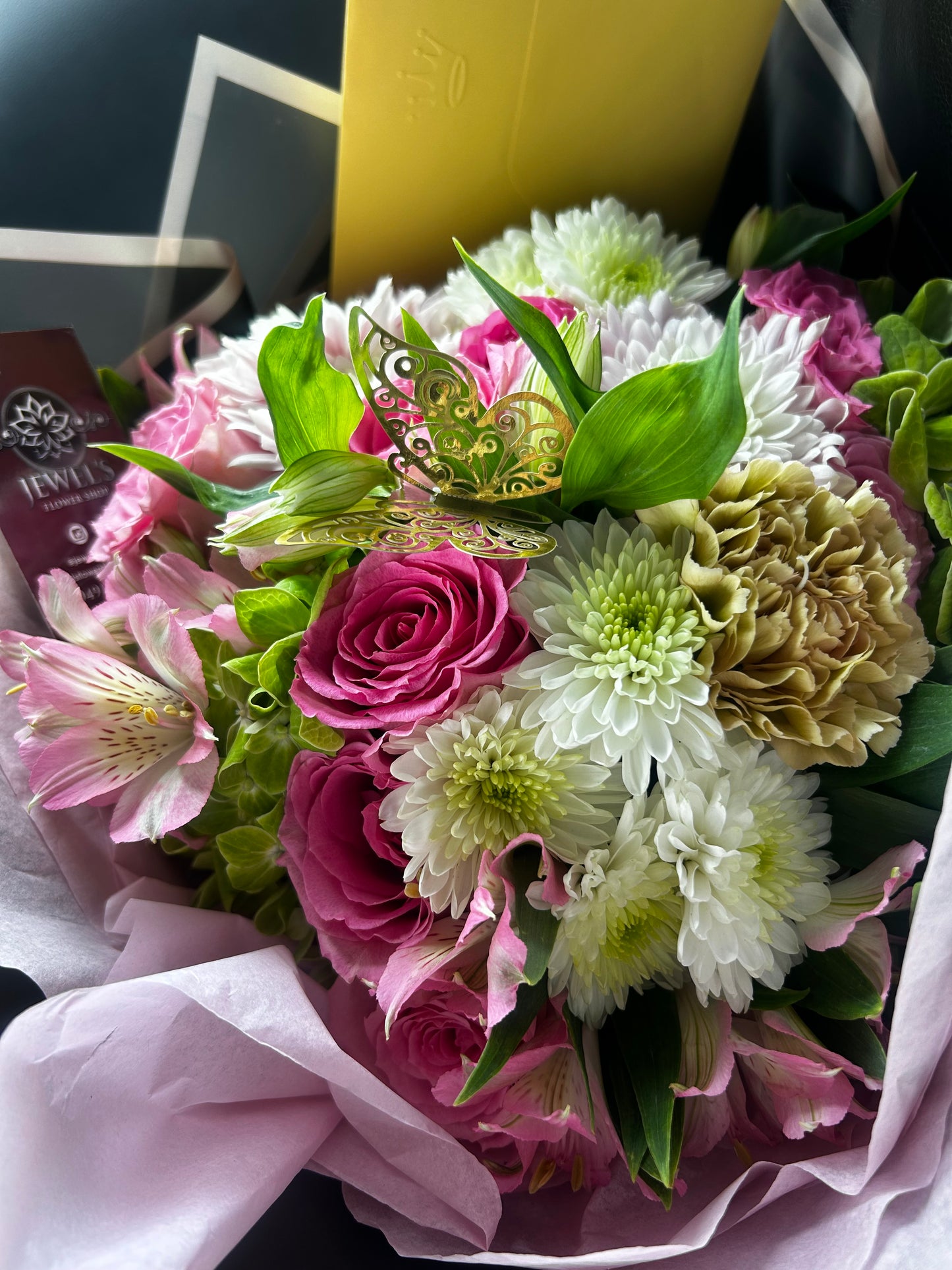 “Un Suspiro Hecho Flores: Bouquet Redondo de Rosas y Mariposas, Creado para Almas que Buscan lo Inolvidable” “A Sigh Made of Flowers: A Round Bouquet of Roses and Butterflies, Created for Souls Seeking the Unforgettable”