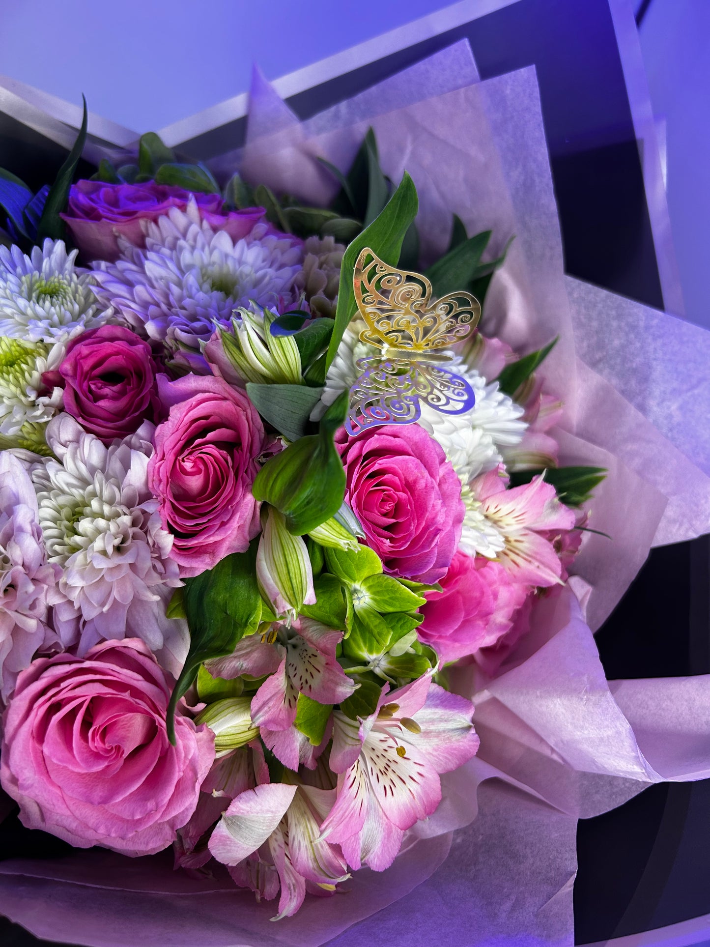 “Un Suspiro Hecho Flores: Bouquet Redondo de Rosas y Mariposas, Creado para Almas que Buscan lo Inolvidable” “A Sigh Made of Flowers: A Round Bouquet of Roses and Butterflies, Created for Souls Seeking the Unforgettable”